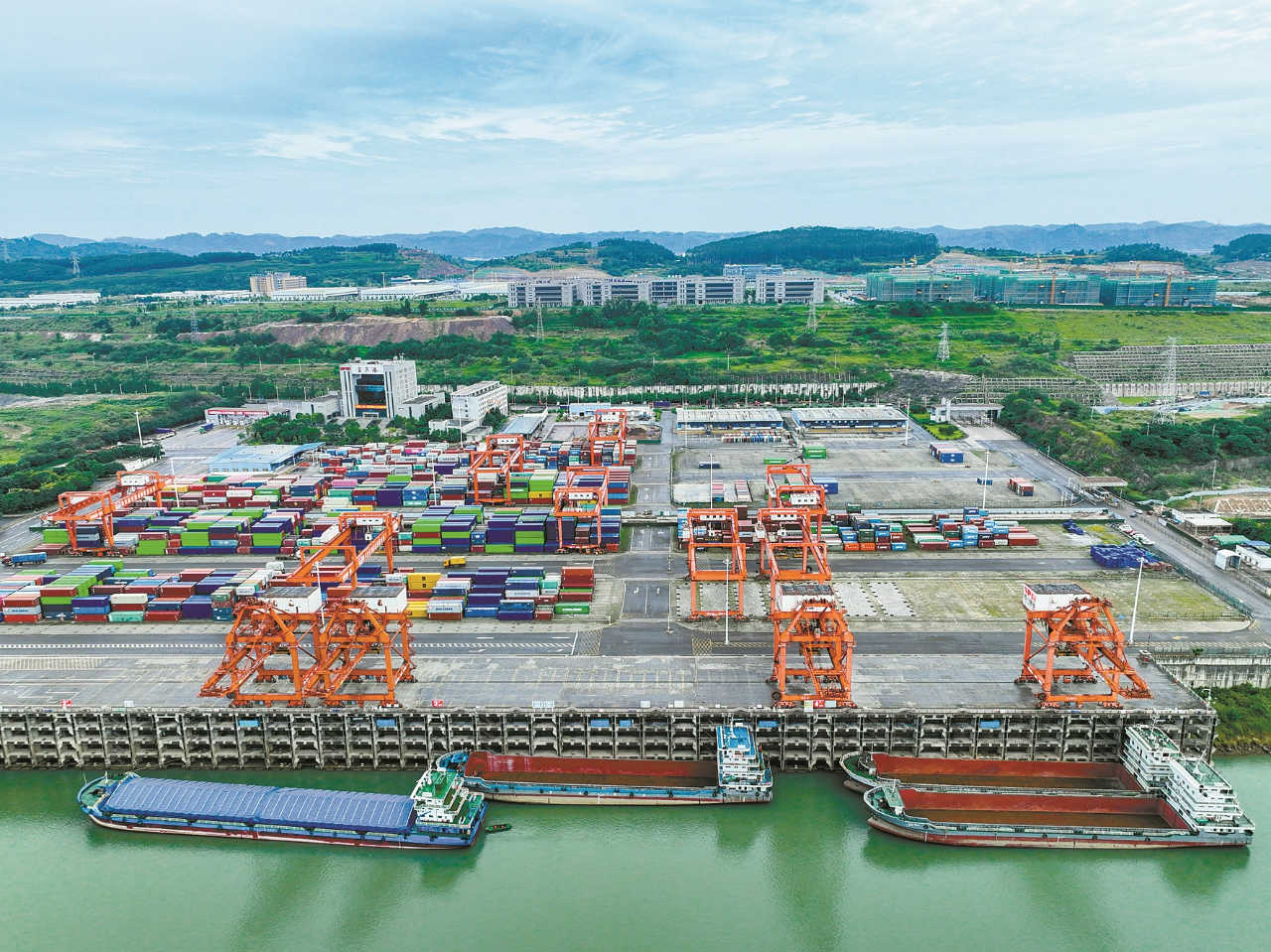 1-8月宜宾主要经济指标数据出炉 新能源汽车增长96.8%，互联网信息服务表现亮眼